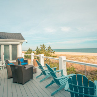 オレンジカウンティの大きいビーチスタイルのおしゃれな裏庭のデッキ (日よけなし) の写真