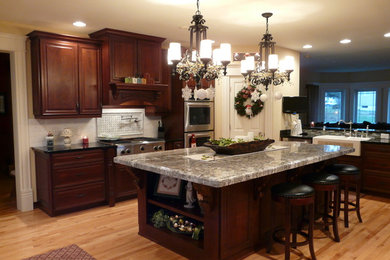 Example of a classic kitchen design in Cedar Rapids