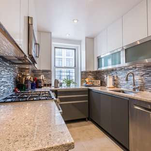 Неиссякаемый источник вдохновения для домашнего уюта: маленькая отдельная, п-образная кухня в стиле модернизм с врезной раковиной, плоскими фасадами, серыми фасадами, столешницей из гранита, серым фартуком, фартуком из удлиненной плитки, техникой из нержавеющей стали и полом из керамической плитки без острова