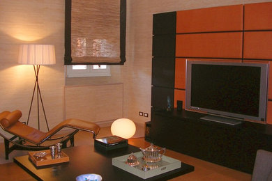 Idee per un grande home theatre design chiuso con pareti beige, parquet chiaro e parete attrezzata