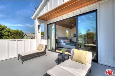 Patio - contemporary patio idea in Los Angeles