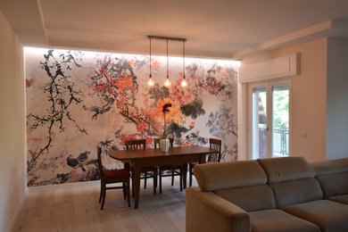 Imagen de comedor minimalista grande cerrado sin chimenea con paredes beige, suelo de madera clara y papel pintado