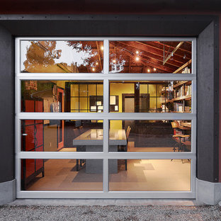 Inredning av ett modernt arbetsrum, med röda väggar