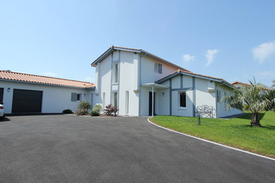 Inspiration pour une façade de maison design.