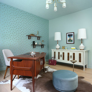 グランドラピッズの中サイズのモダンスタイルのおしゃれなホームオフィス・仕事部屋 (青い壁、淡色無垢フローリング、自立型机、マルチカラーの床) の写真