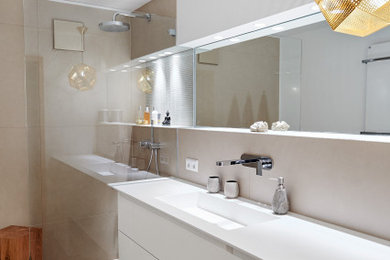 Mittelgroßes Modernes Duschbad mit flächenbündigen Schrankfronten, weißen Schränken, offener Dusche, beigen Fliesen, beiger Wandfarbe, Aufsatzwaschbecken, Mineralwerkstoff-Waschtisch, beigem Boden, offener Dusche und weißer Waschtischplatte in Stuttgart