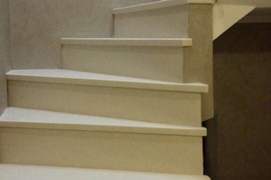 Идея дизайна: большая винтовая лестница в классическом стиле с акриловыми ступенями