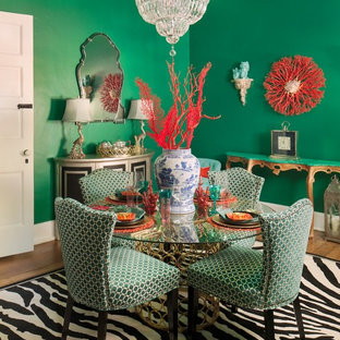 Foto di una sala da pranzo etnica chiusa con pareti verdi e pavimento in legno massello medio