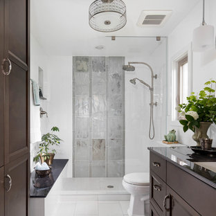 Inspiration pour une douche en alcôve principale traditionnelle de taille moyenne avec des portes de placard en bois sombre, un carrelage blanc, un carrelage en pâte de verre, un mur blanc, un sol en carrelage de porcelaine, un lavabo encastré, un sol gris, aucune cabine et un plan de toilette gris.