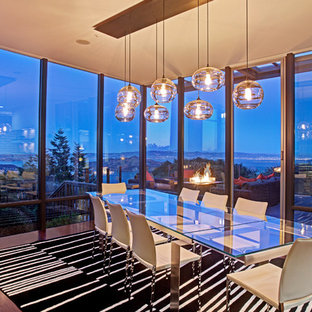 Große Mid-Century Wohnküche ohne Kamin mit dunklem Holzboden und weißer Wandfarbe in San Francisco