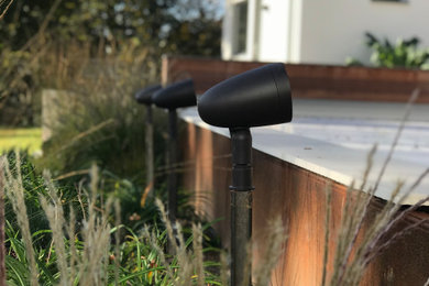 Geräumiger, Halbschattiger Moderner Garten im Herbst mit Natursteinplatten in Sonstige