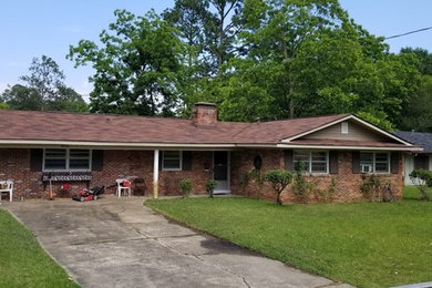 Example of a mid-sized arts and crafts exterior home design in Columbus