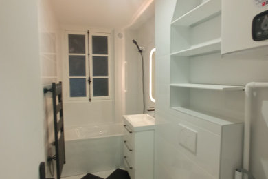 Cette image montre une petite salle d'eau traditionnelle avec un carrelage blanc et meuble simple vasque.