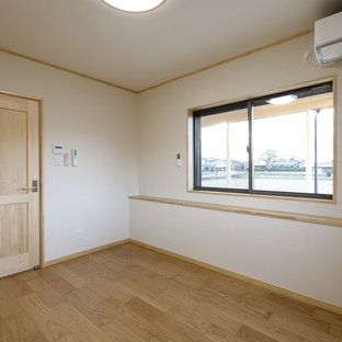 Ispirazione per una camera matrimoniale etnica di medie dimensioni con pareti bianche, pavimento in compensato e pavimento beige