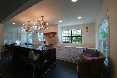 Kitchen - traditional kitchen idea in Houston