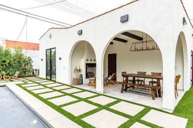 Patio - contemporary patio idea in Los Angeles