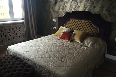 モスクワにある中くらいなトランジショナルスタイルのおしゃれな主寝室 (茶色い壁、濃色無垢フローリング、茶色い床)