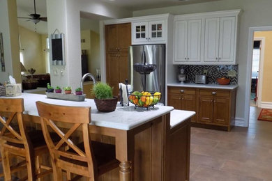 Kitchen - traditional kitchen idea in Los Angeles