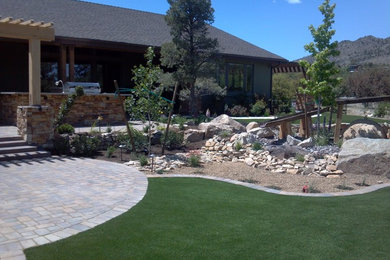 Inspiration for a traditional landscaping in Phoenix.