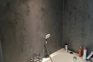 Exemple d'une salle de bain industrielle avec un mur gris.