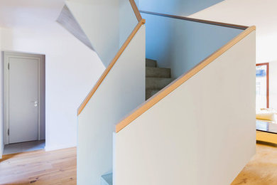 Mittelgroße Moderne Treppe in U-Form mit Beton-Setzstufen in Leipzig