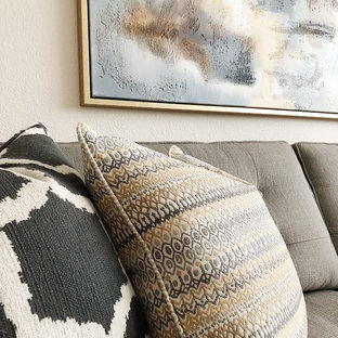 Immagine di un piccolo soggiorno minimalista chiuso con pareti beige, parquet chiaro, nessun camino e porta TV ad angolo