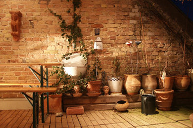 Dachterrasse mit Kübelpflanzen in Berlin