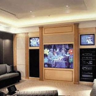 Exemple d'une salle de cinéma de taille moyenne et fermée avec un mur violet, moquette et un téléviseur encastré.