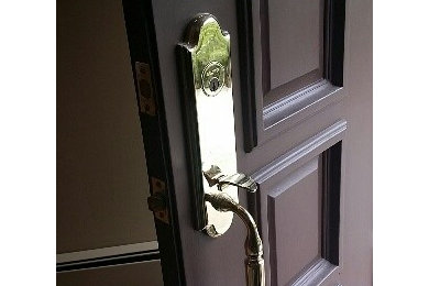Foto de puerta principal clásica grande con puerta simple y puerta marrón