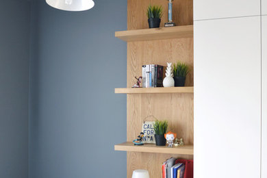 Inspiration for a small contemporary teen room for boys in Paris with grey walls.