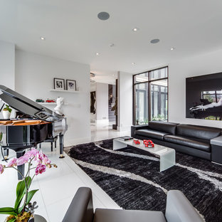 Modern inredning av ett mellanstort vardagsrum, med ett musikrum, grå väggar, en bred öppen spis och en spiselkrans i sten