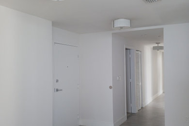 Example of a transitional entryway design in Miami