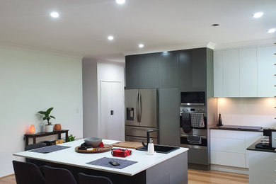 Inspiration for a modern kitchen in Brisbane.