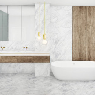 Foto di una stanza da bagno padronale moderna di medie dimensioni con nessun'anta, ante bianche, vasca freestanding, doccia a filo pavimento, WC monopezzo, piastrelle gialle, piastrelle di marmo, pareti bianche, pavimento in marmo, lavabo integrato, top in marmo, pavimento bianco, porta doccia a battente e top bianco