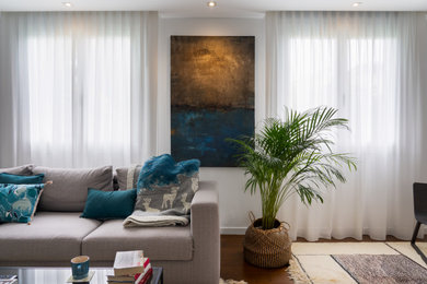 Ispirazione per un grande soggiorno minimalista aperto con pareti bianche, parquet scuro, pavimento marrone e soffitto ribassato
