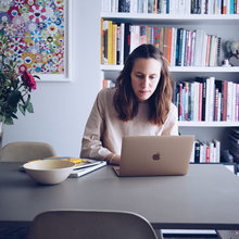 Bland designklassiker och konst hemma hos style coachen Therese