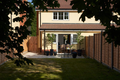 Ejemplo de jardín de secano moderno pequeño en patio trasero con exposición parcial al sol y adoquines de hormigón