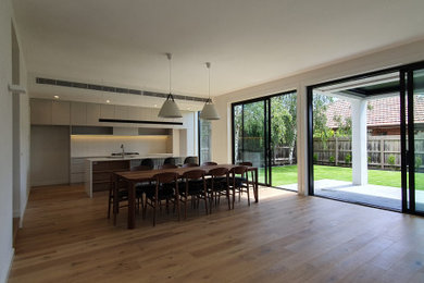 Inspiration for a transitional dining room in Melbourne.