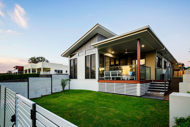Imagen de fachada de casa beige moderna de tamaño medio de dos plantas con tejado plano y tejado de metal