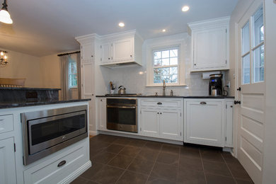 Example of a classic kitchen design in Philadelphia