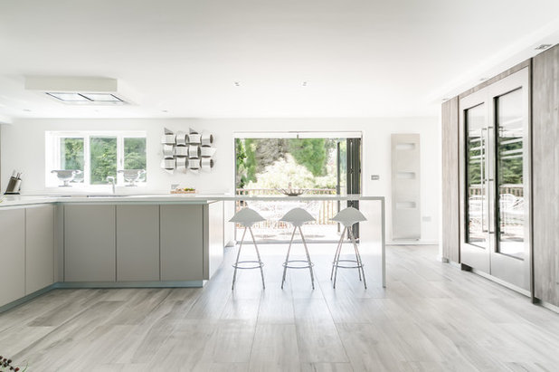 Contemporary Kitchen by L'una Design