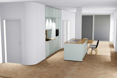 Offene, Zweizeilige, Große Klassische Küche mit integriertem Waschbecken, offenen Schränken, hellem Holzboden, Kücheninsel und eingelassener Decke in Leipzig