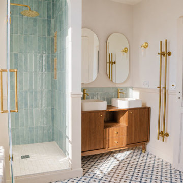 Salle de bain avec douche verte et double vasque — Après rénovation
