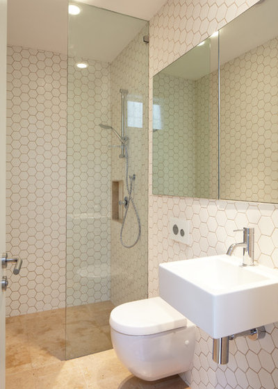 Современный Ванная комната by Lochbuild