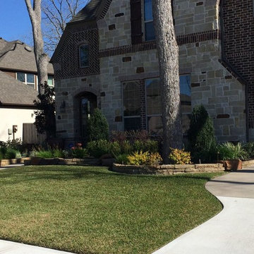 Southwestern Home Front Yard in Richmond, TX
