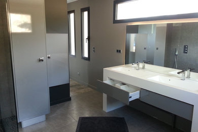 Exemple d'une salle de bain moderne.