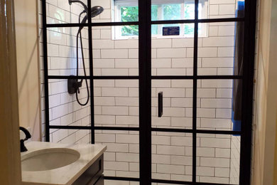 Example of a minimalist bathroom design in New York