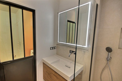 Idée de décoration pour une salle de bain principale et blanche et bois urbaine en bois brun de taille moyenne avec une douche à l'italienne, un carrelage blanc, des carreaux de céramique, un mur blanc, un sol en carrelage imitation parquet, un lavabo suspendu, un plan de toilette blanc, une niche, meuble simple vasque et meuble-lavabo suspendu.