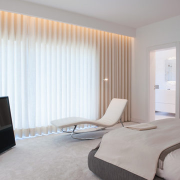 Main Suite Lounge with White Chaise and TV, Paço de Arcos