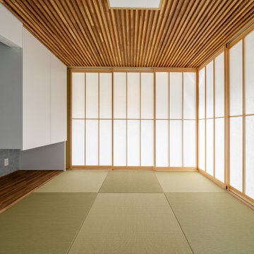 軒下のデッキから庭を楽しむ大屋根の家